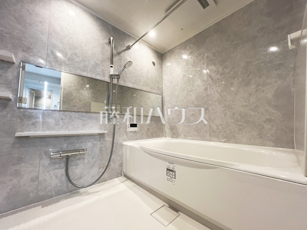 ≪浴室≫  足を伸ばして入れるバスタブで、ゆっくり一日の疲れを癒して下さい。 　【ジェイシティ千歳烏山】