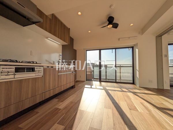 ≪リビング≫ 南側に大きな窓を設け、昼間は電気をつけずに過ごせる、明るい空間となるよう設計いたしました。 　【ライオンズステーションプラザ千歳烏山】