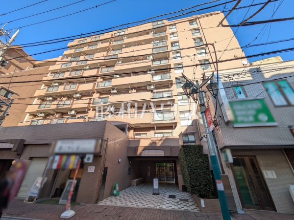 ≪外観≫京王線「千歳烏山」駅 より徒歩2分、この恵まれたロケーションによる幸福感は、毎朝の通勤時にしっかりと感じられるのではないでしょうか。　【ライオンズステーションプラザ千歳烏山】