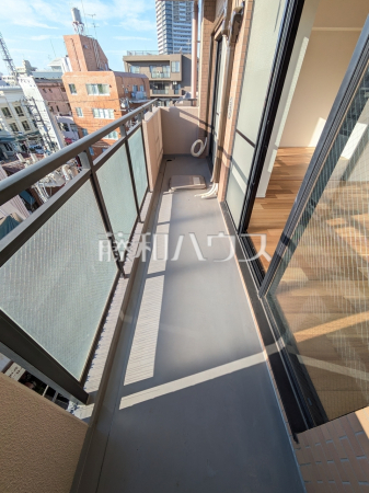 ≪バルコニー≫ 南向きのバルコニーは日差しもたっぷり注ぎ、お洗濯物もよく乾きます。 　【ライオンズステーションプラザ千歳烏山】