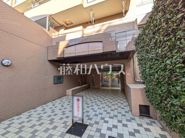 ≪エントランス≫ 安心のオートロック付きマンション。日々の安全を守ります。 　【ライオンズステーションプラザ千歳烏山】