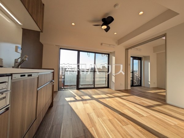 ≪リビング≫ リビングに隣接する居室の引き戸を開ければさらに開放感が広がります。 　【ライオンズステーションプラザ千歳烏山】