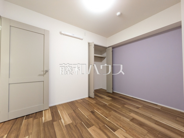 ≪居室≫落ち着いた色味のアクセントクロスが、ワンランク上の空間を演出します。【ライオンズステーションプラザ千歳烏山】