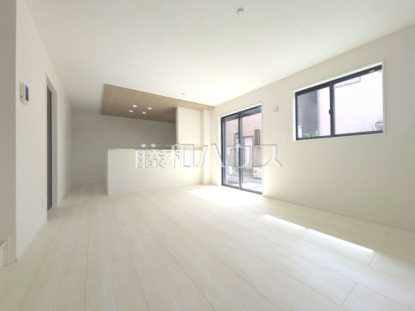 リビング　【三鷹市中原４丁目】