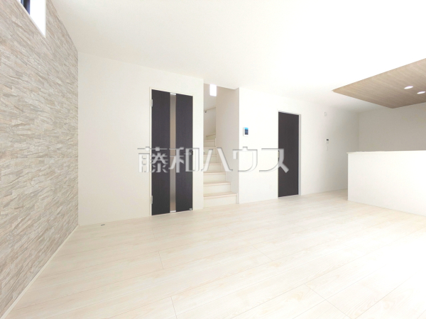 リビング　【三鷹市中原４丁目】