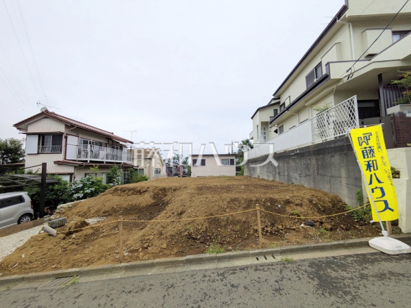 現地外観≫建築条件はございませんので、ライフスタイルに合わせた自由なマイホームづくりが可能です。　【多摩市連光寺４丁目】