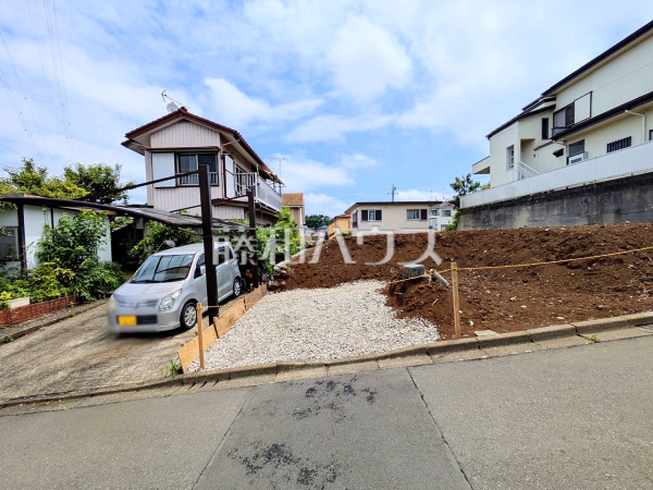 ≪現地外観≫周囲に高い建物のないエリアのため、空が大きく感じます。　【多摩市連光寺４丁目】