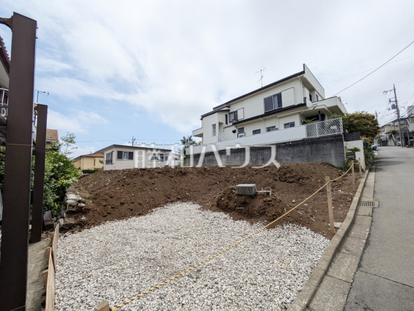 ≪現地外観≫建築条件はございませんので、ライフスタイルに合わせた自由なマイホームづくりが可能です。　【多摩市連光寺４丁目】