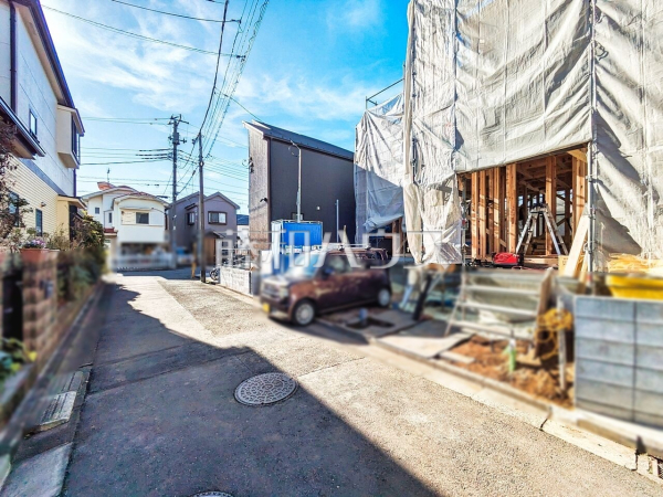 接道状況および現場風景　【武蔵村山市大南３丁目】 ここに住む方を想像して、着々と建築しております！ 