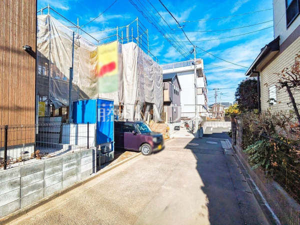 接道状況および現場風景　【武蔵村山市大南３丁目】 建物のプレゼンをさせていただきますので、実際の完成イメージを思い描いていただくことができます。お気軽にお問合せ下さい。 