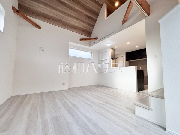 お洒落で機能的なデザイン住宅は、木材の質感を感じて頂けます。
2号棟　リビング　【所沢市大字下安松】