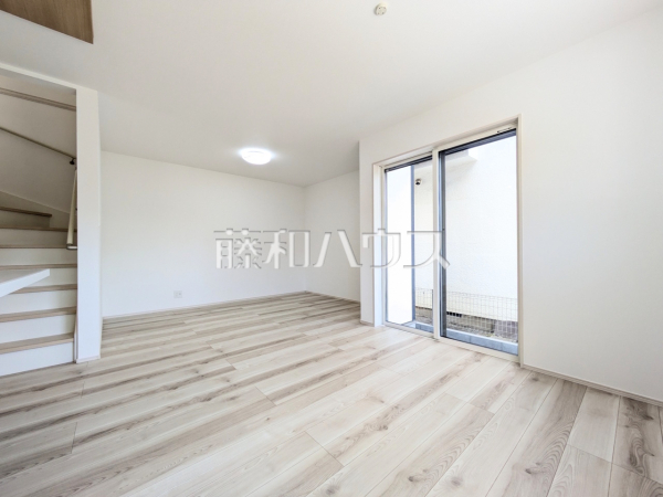 リビング　【新座市野火止３丁目】リビングイン階段で自然と家族が集う憩の空間になります。