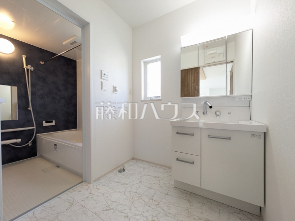 三面鏡付きの洗面台。鏡の裏にも収納があり、歯ブラシや化粧品等もすっきり収納できます。 　【新座市野火止３丁目】