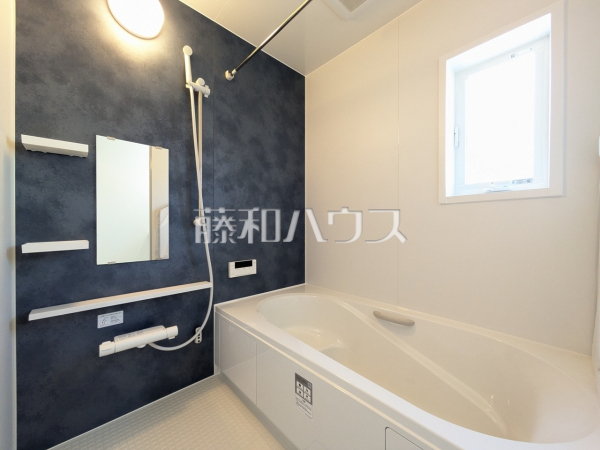 高い位置に窓があるため外部からの視線も気にならず入浴できそうです。 　【新座市野火止３丁目】