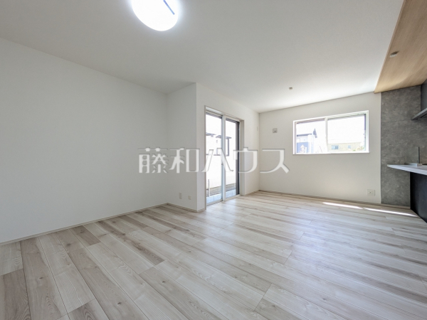 リビング　【新座市野火止３丁目】