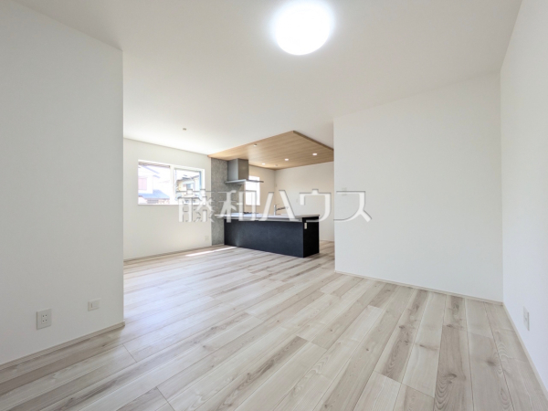 リビング　【新座市野火止３丁目】