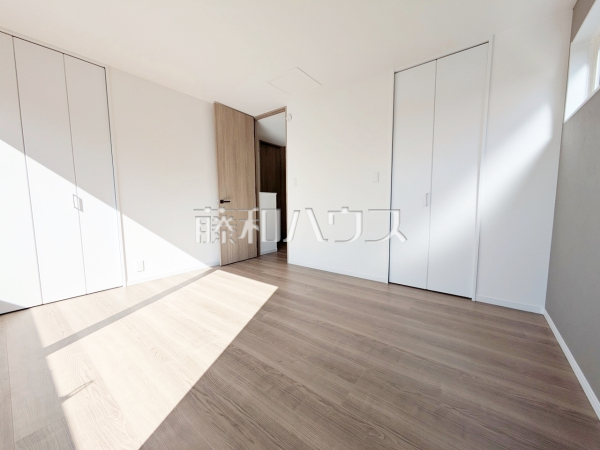 2号棟　居室　【日野市日野本町５丁目】
木目が美しいウッディなフローリングの居室は、穏やかで心安らぐ空間となるでしょう。　