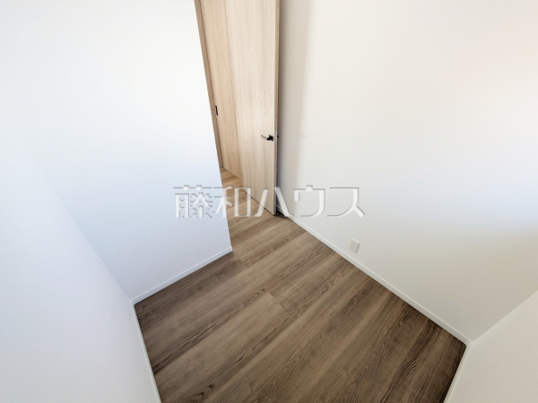 2号棟　サービスルーム　【日野市日野本町５丁目】
収納としてだけでなくテレワークにも活用できます。クローズドな空間だから仕事にも集中できますね！　