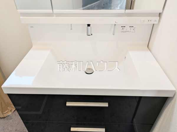 2号棟　洗面シンク　【日野市日野本町５丁目】
洗面化粧台のボウルは汚れにくくお掃除も楽々できます。　