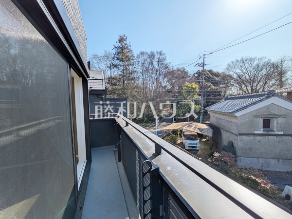 2号棟　バルコニー　【日野市日野本町５丁目】
居室から直接バルコニーへ出られる為、晴れた日は布団を干すことができます。