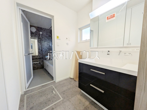 2号棟　洗面室　【日野市日野本町５丁目】
洗面室は、急いでいる朝でも二人で使える広さになっております。　