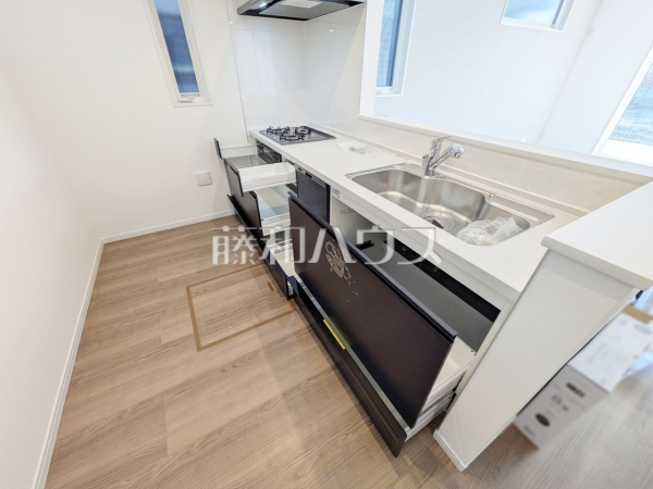 2号棟　キッチン　【日野市日野本町５丁目】
窓のある明るいキッチンは、対面式なのでコミュニケーションも取りやすいです。　