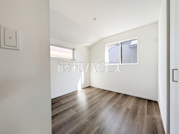 2号棟　居室　【日野市日野本町５丁目】
2面採光により、明るく開放的な空間となっています。　