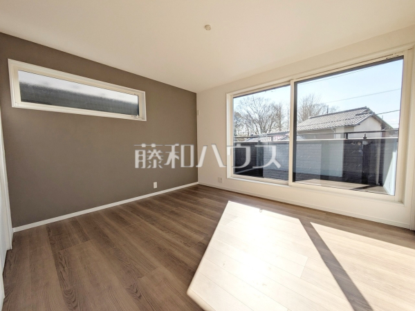 2号棟　居室　【日野市日野本町５丁目】アクセントクロスがオシャレな空間を演出します。