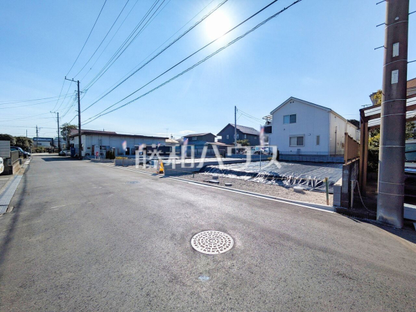 接道状況および現場風景　【東久留米市弥生１丁目】 平日のご案内も可能です。まずはお気軽にお問合せ下さいませ。 