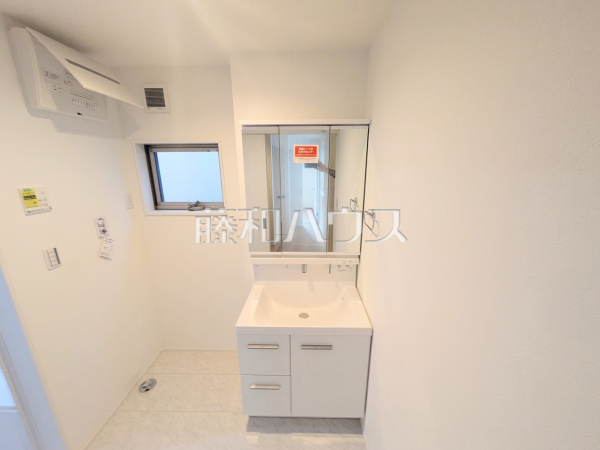 三面鏡付きの洗面台。鏡の裏にも収納があり、歯ブラシや化粧品等もすっきり収納できます。 【八王子市大和田町1丁目】 三面鏡付きの洗面台。鏡の裏にも収納があり、歯ブラシや化粧品等もすっきり収納できます。 【八王子市大和田町1丁目】