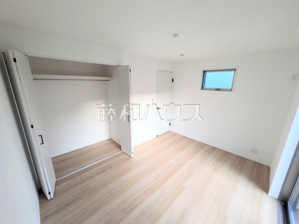 各居室にはクローゼットを完備し、家具を置くスペースが確保しやすい設計がされております。 【八王子市大和田町1丁目】 各居室にはクローゼットを完備し、家具を置くスペースが確保しやすい設計がされております。 【八王子市大和田町1丁目】