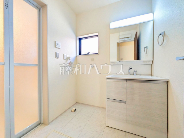 三面鏡付きの洗面台。鏡の裏にも収納があり、歯ブラシや化粧品等もすっきり収納できます。 　【新座市野火止３丁目】