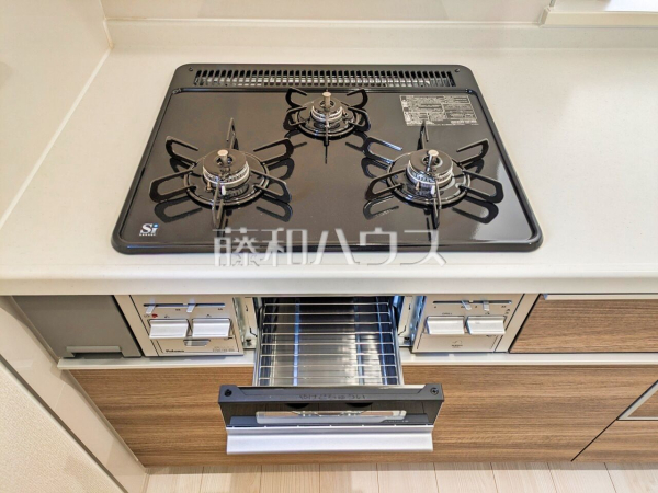 フラットな表面で汚れも拭きとりやすく、お掃除が簡単な3口ガラストップコンロ 　【新座市野火止３丁目】