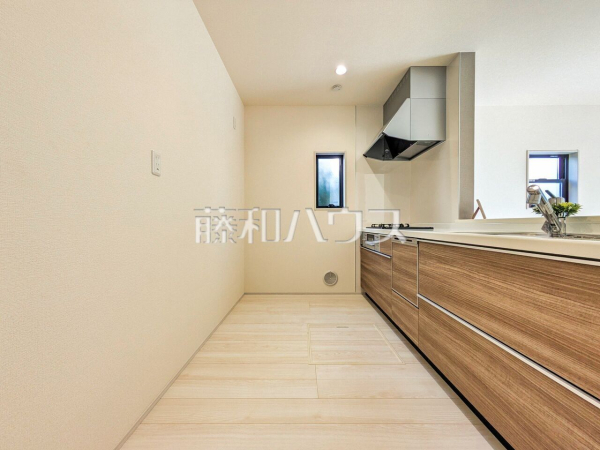 キッチンには窓があり換気しやすいですね 　【新座市野火止３丁目】