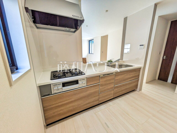 システムキッチンはビルトイン浄水器、食器洗浄乾燥機などの設備が整っています。 　【新座市野火止３丁目】