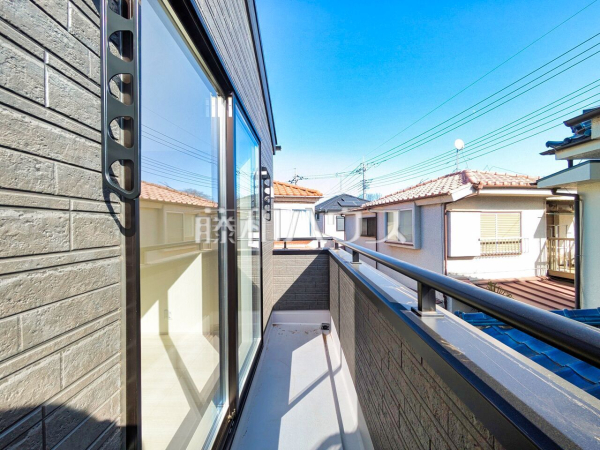 奥行きのあるバルコニー！お洗濯物の多い日でもいっきに干せますね。　【新座市野火止３丁目】