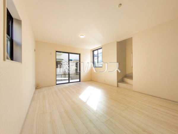 家族が揃って食事できるゆとりある大きさのLDK約16.4帖 　【新座市野火止３丁目】