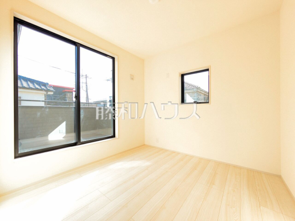 明るいカラーが採用されたお部屋は居室やワークスペースとして気持ち良く過ごせそうですね。　【新座市野火止３丁目】