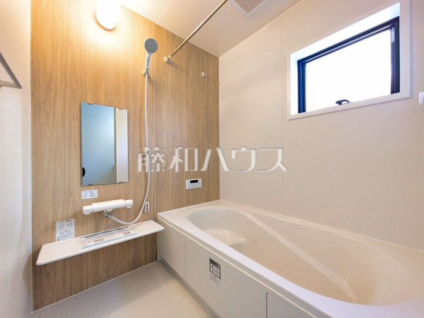 高い位置に窓があるため外部からの視線も気にならず入浴できそうです。　【新座市野火止３丁目】