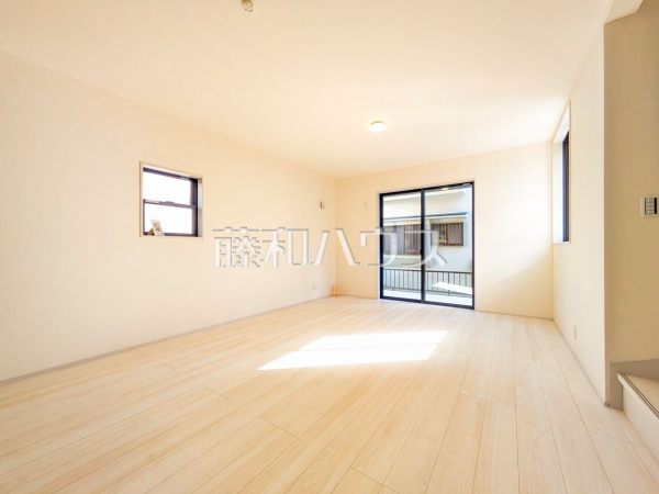 リビング　【新座市野火止３丁目】