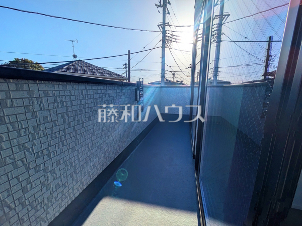 奥行きのあるバルコニー！お洗濯物の多い日でもいっきに干せますね。 　【富士見市大字水子】