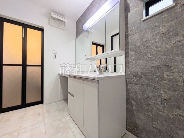 洗面室　十分な大きさの洗面台、身だしなみチェックや歯磨きなど、朝の慌ただしい時間でも余裕をもって準備できます。【富士見市大字水子】