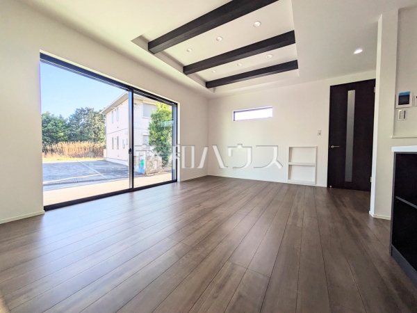 折り上げ天井の視覚的な効果で、開放感のあるおしゃれなリビング空間を演出できます。 　【富士見市大字水子】