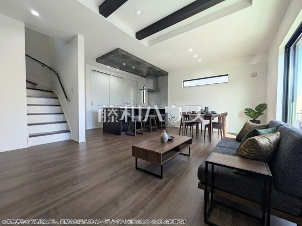 家族の集まるLDKはゆったり約17.5帖 　※配置してある家具や小物はCGによるイメージです。家具・小物は販売価格に含まれません。【富士見市大字水子】