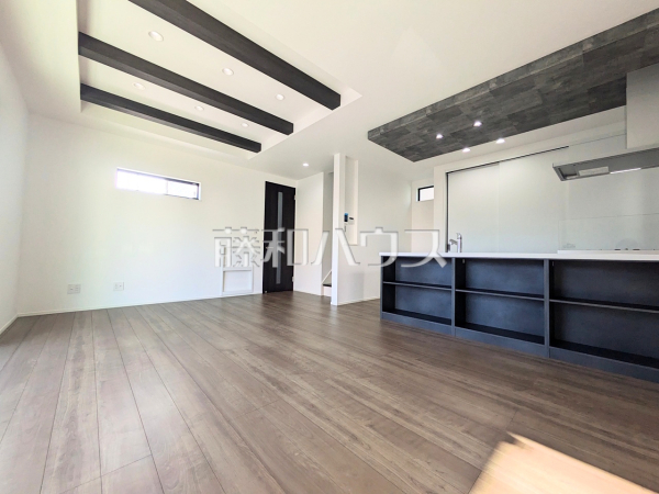 リビング　たっぷりの日差しや心地良い風が入る、広々としたリビングが魅力。【富士見市大字水子】