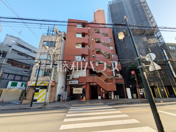 外観　【泊第一ビル】
駅より徒歩2分、この恵まれたロケーションによる幸福感は、毎朝の通勤時にしっかりと感じられるのではないでしょうか。