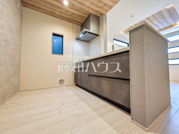 ≪2号棟　キッチン≫窓のある明るい空間！対面式なのでコミュニケーションの取りやすいキッチンです☆　【府中市若松町２丁目】