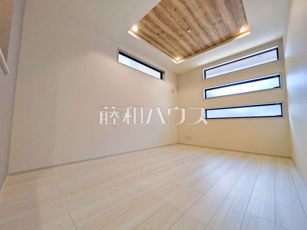 ≪2号棟　リビング≫折り上げ天井の視覚的な効果で、開放感のあるおしゃれなリビング空間を演出できます。　【府中市若松町２丁目】