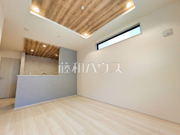 ≪2号棟　リビング≫ナチュラルな色を基調とした落ち着きのあるリビングダイニングは、リラックスできる癒し空間です。【府中市若松町２丁目】