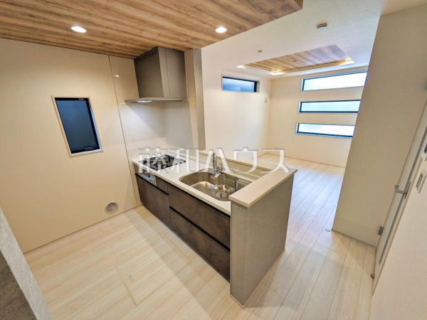 ≪2号棟　キッチン≫　 対面式のカウンターキッチンは、いつでもご家族を感じられる空間作りの重要ポイントになりそうです。 　【府中市若松町２丁目】